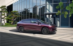 后排体验的终极答案：昊铂HT实现真正的“后排平权”，三人同坐仍享宽松