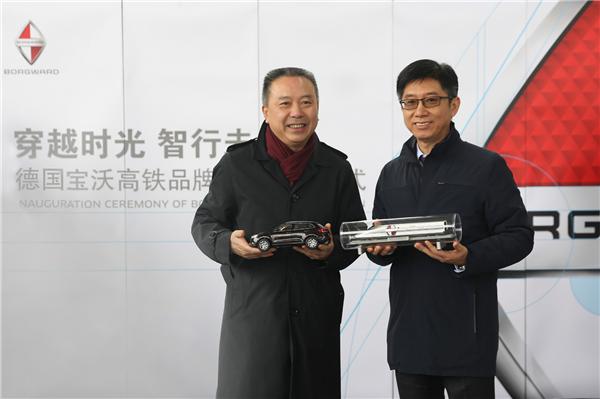 宝沃（中国）执行副总裁陈威旭（右）与上海铁路局领导沈鹏（左）合影