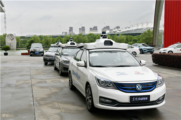 2. Robotaxi自动驾驶出租车队.jpg