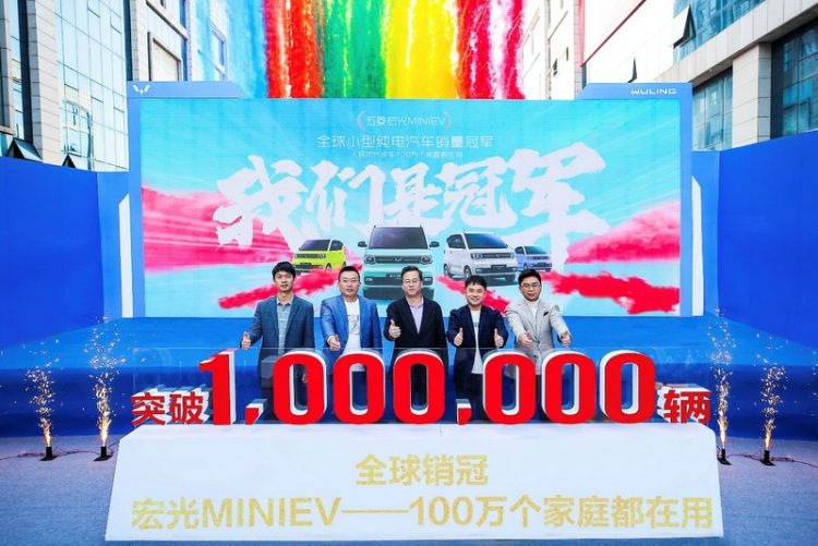 宏光MINIEV夺得2022年全球小型纯电汽车销量冠军，限时惊喜价2.98万起回馈用户