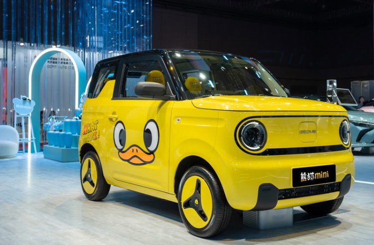 “出行玩伴”变身“社交神器”吉利熊猫mini小黄鸭限定版上海车展上市售价5.39万起