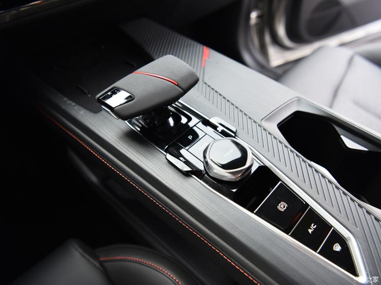 长安汽车 长安欧尚Z6 2022款 2.0T 自动基本型 长安汽车 长安欧尚Z6 2022款 2.0T 自动基本型