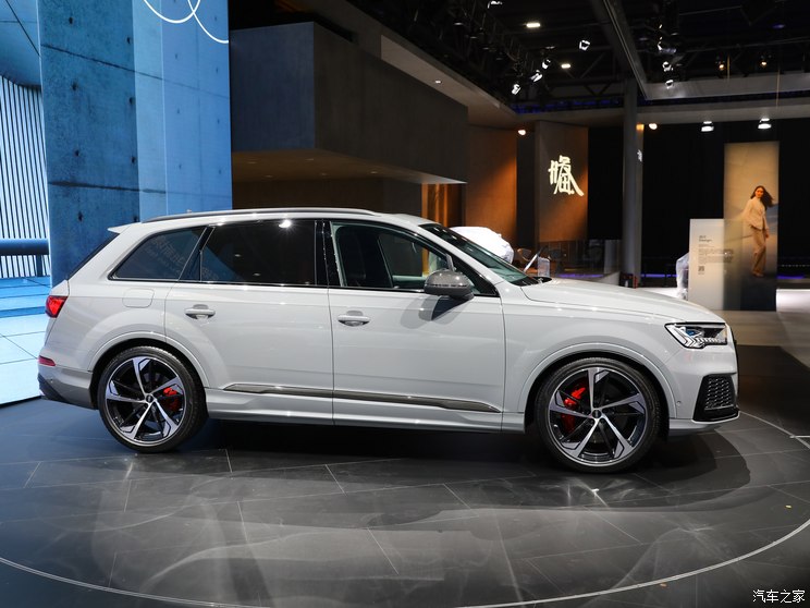 奥迪(进口) 奥迪SQ7 2024款 4.0 TFSI 暗夜骑士版