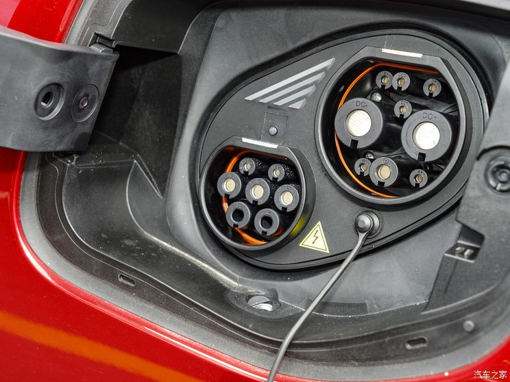 上汽集团 MG Cyberster 2023款 580km 超然致远版 上汽集团 MG Cyberster 2023款 580km 超然致远版