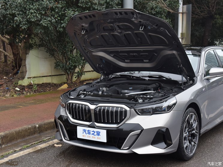 华晨宝马 宝马5系 2024款 530Li 尊享型 M运动套装 华晨宝马 宝马5系 2024款 530Li 尊享型 M运动套装