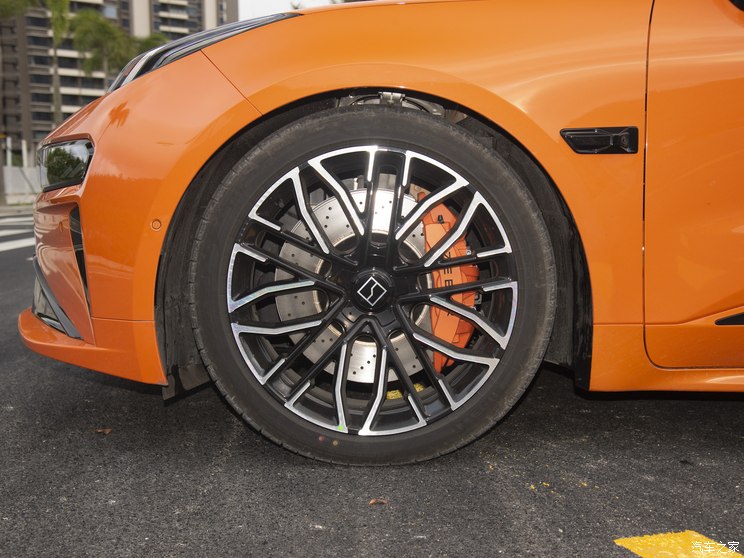 极氪 极氪001 2024款 三元锂 双电机 极氪 极氪001 2024款 三元锂 双电机