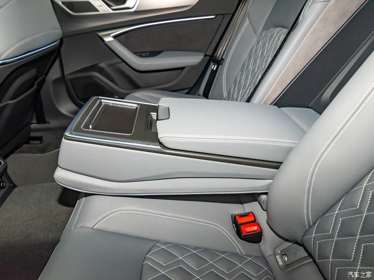 上汽奥迪 奥迪A7L 2024款 55 TFSI quattro RS 套件竞速版 上汽奥迪 奥迪A7L 2024款 55 TFSI quattro RS 套件竞速版