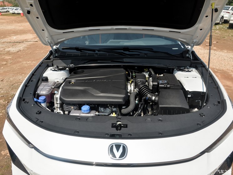 长安汽车 长安UNI-V 2024款 1.5T 尊享型 长安汽车 长安UNI-V 2024款 1.5T 尊享型