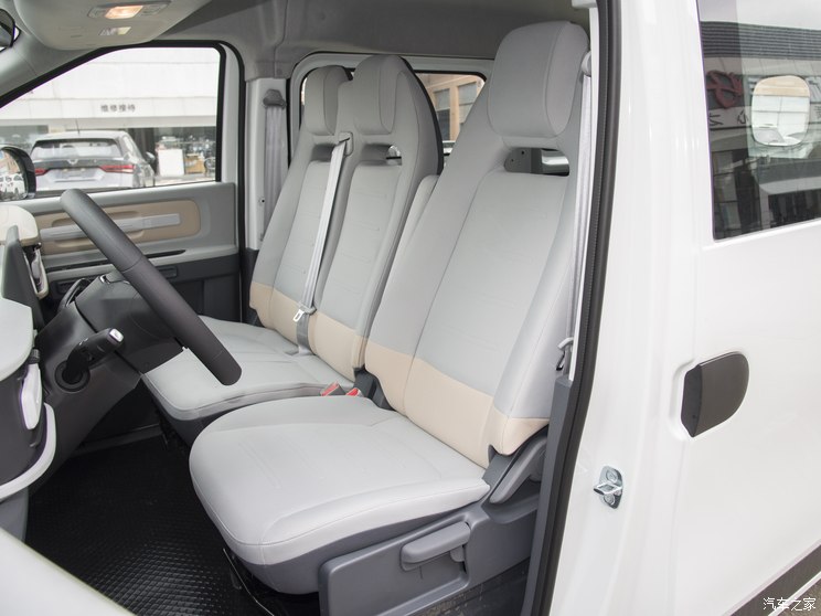 上汽大通 大拿V1 2024款 V1 短轴低顶 多功能版(51kWh) 上汽大通 大拿V1 2024款 V1 短轴低顶 多功能版(51kWh)