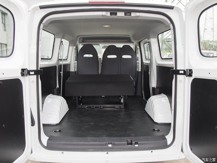 上汽大通 大拿V1 2024款 V1 短轴低顶 多功能版(51kWh) 上汽大通 大拿V1 2024款 V1 短轴低顶 多功能版(51kWh)